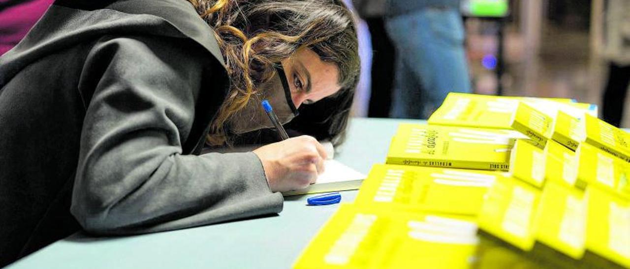 Carla Casals signa un exemplar de ‘Medallas de  Chocolate’.