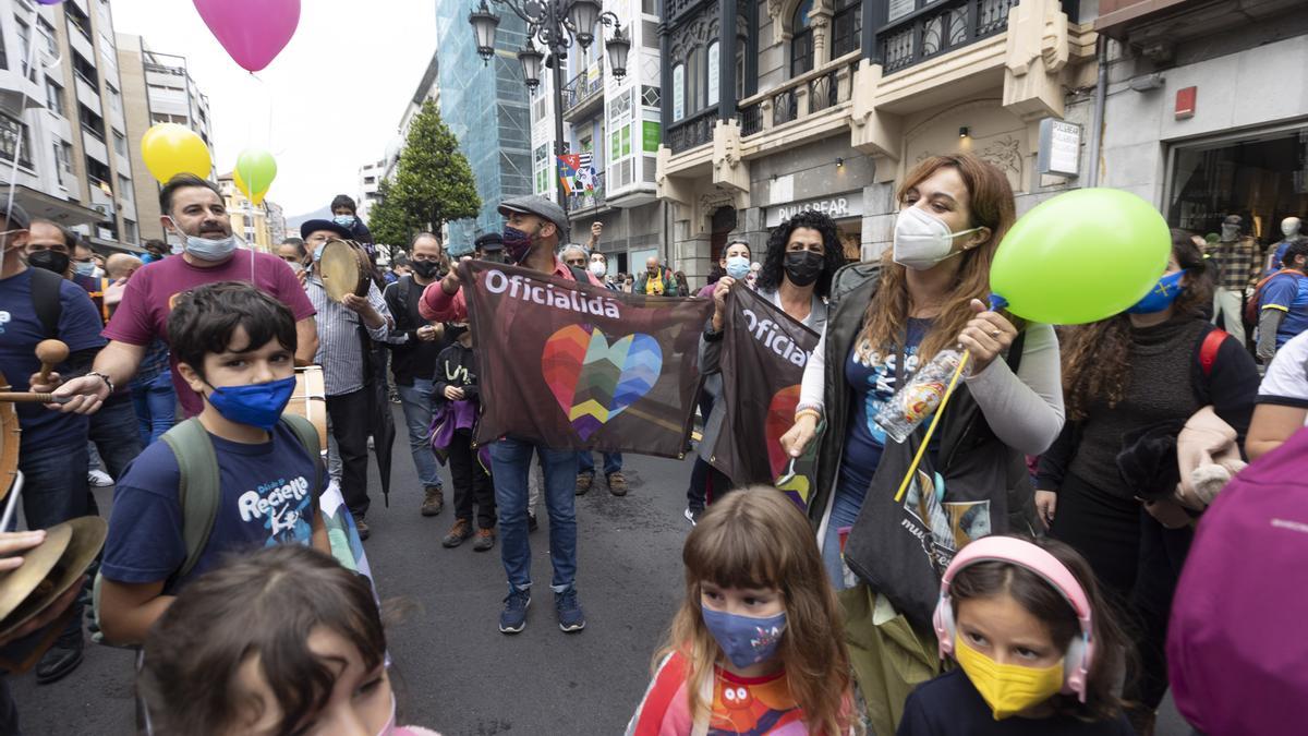 Los partidarios de la cooficialidad del asturiano se manifiestan en Oviedo