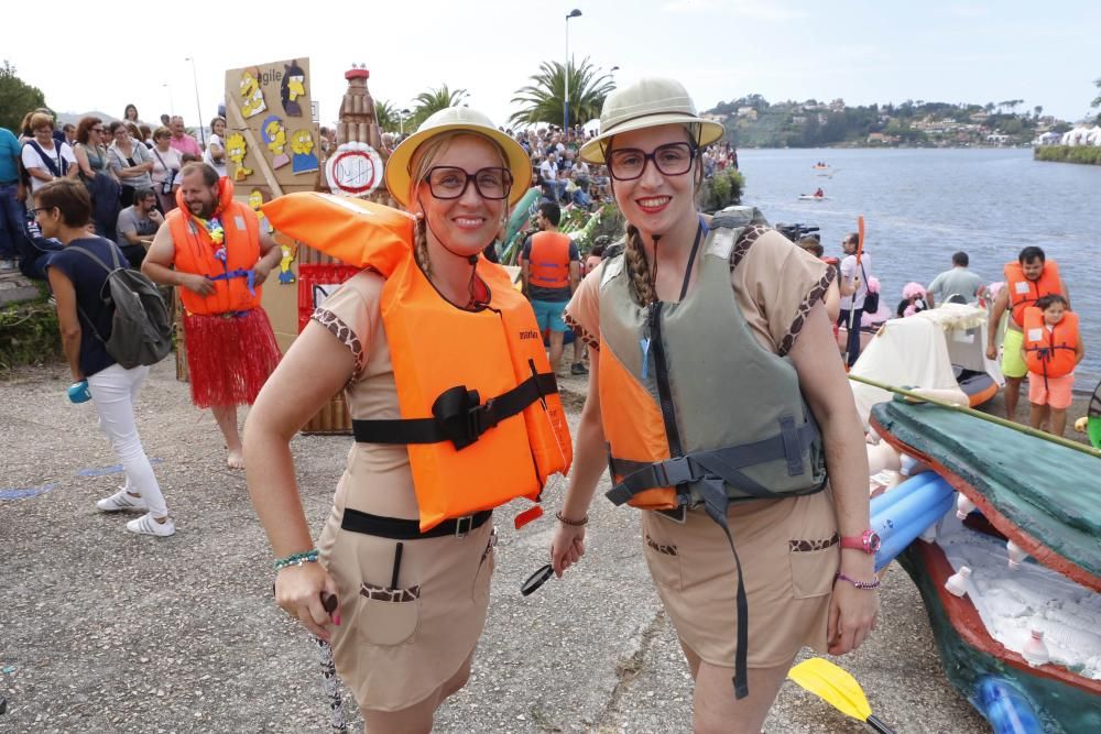 Un centenar de participantes a bordo de trece "artefactos flotantes" participan en la divertida prueba en A Ramallosa.