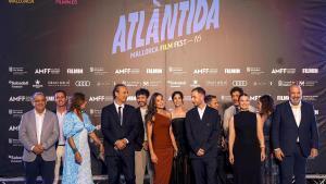Rosario Sánchez se dirige a Bardem, en la imagen junto a García Bernal, en segundo plano, eclipsados por la presidenta Marga Prohens