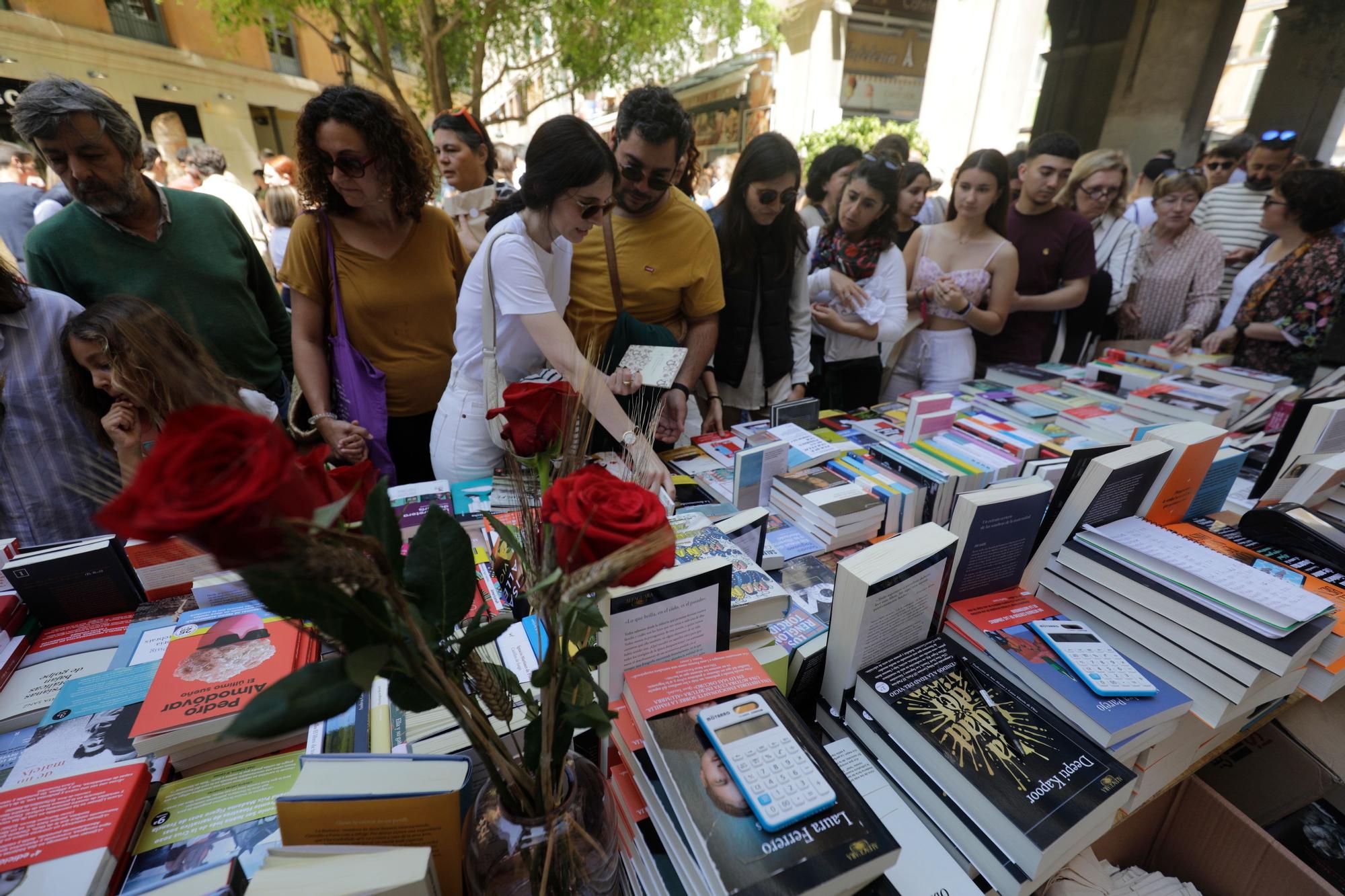 Día del Libro en Mallorca: Los lectores abarrotan el centro de Palma