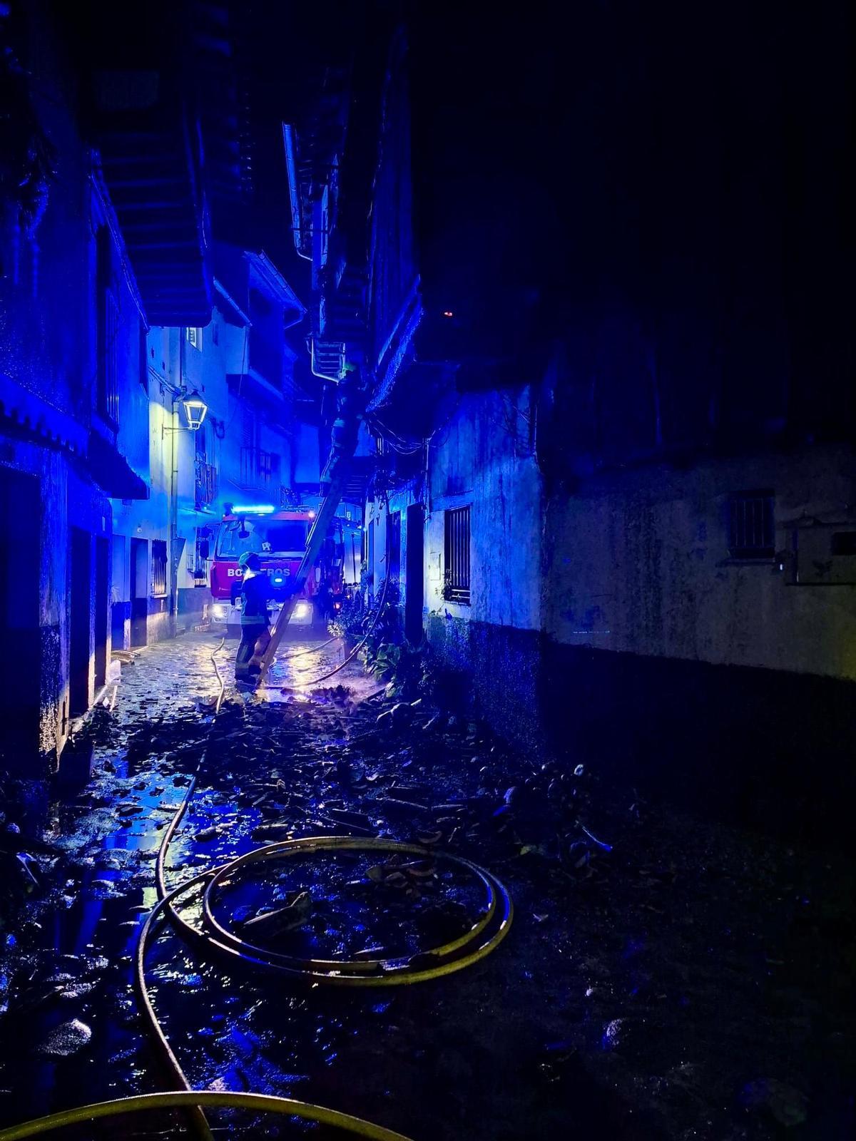 Galería | El incendio en una vivienda de Villanueva de la Vera