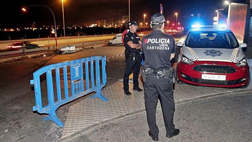 La Policía Local en un control de accesos en La Manga en una imagen de archivo.