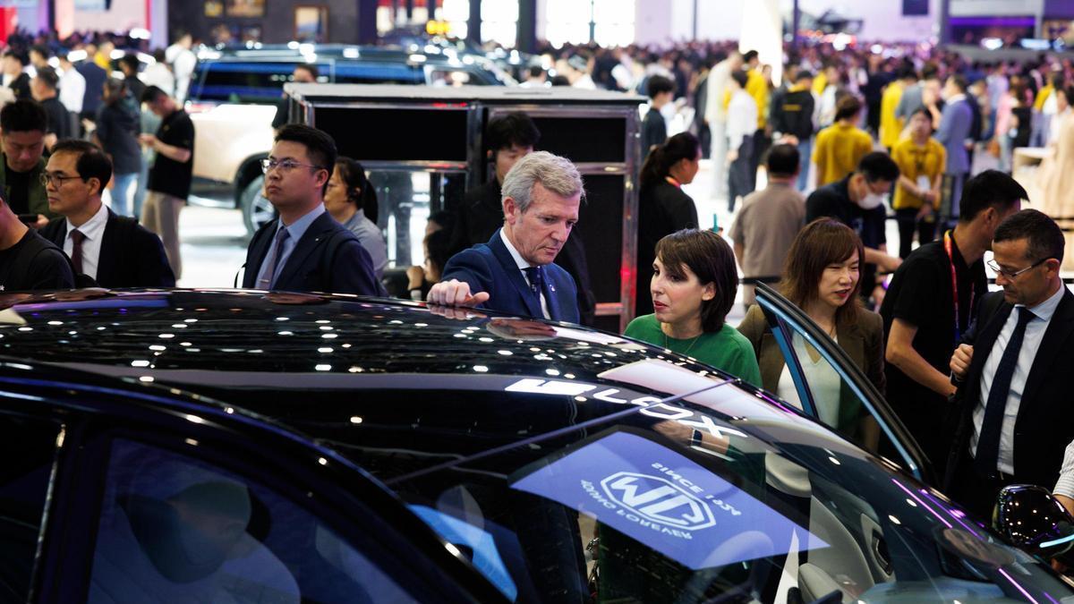 Rueda y Lorenzana en el salón del automóvil de Pekín durante su gira por China