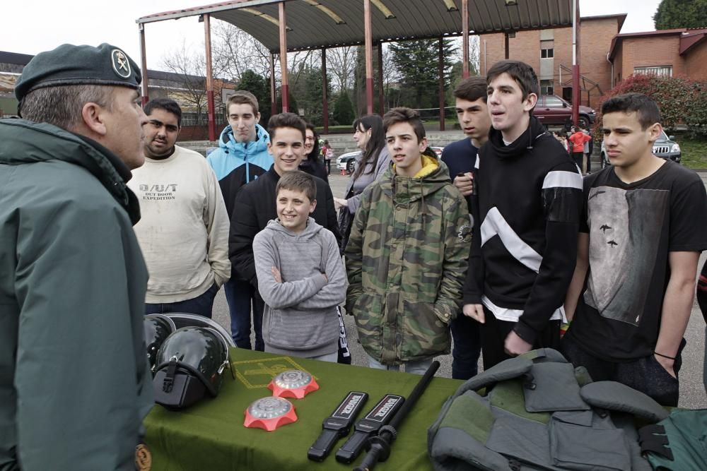 Exposición y exhibición de la Guardia Civil en el IES de Roces