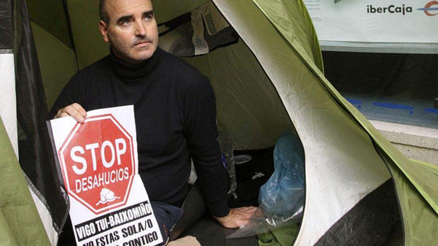 El vecino de Vigo, Ricardo Barcia, ha iniciado una huelga de hambre en protesta por la amenaza de desahucio.//
