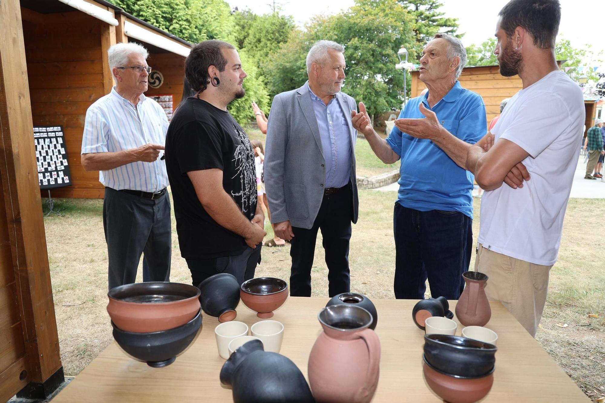 Miguel Fernández, esquerda, Antonio Pereira, terceiro, e Ramón Añón, na Mostra da Olería.