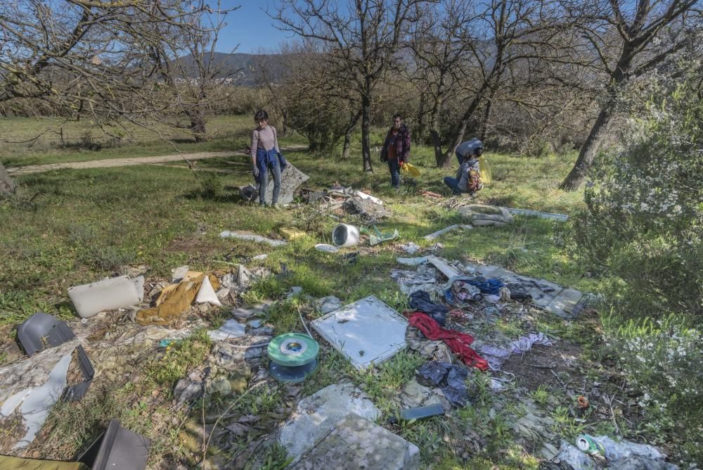 Recullen més de cent quilos de residus a les basse