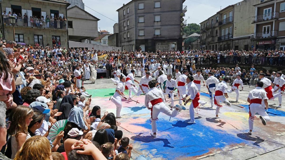 Danza de las Espadas en la anterior edición de la Festa da Coca (Redondela).