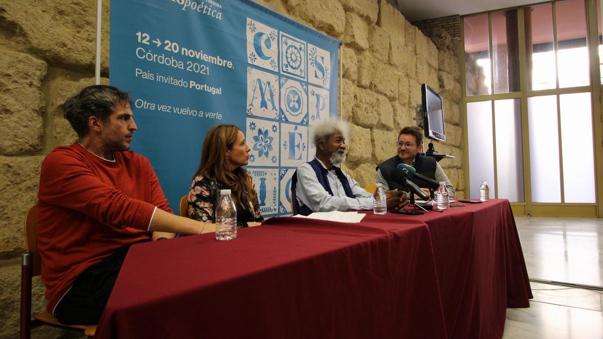El Nobel Wole Soyinka junto al director literario de Cosmopoética, Antonio Agredano; la delegada de Cultura, Marián Aguilar y un traductor, durante la rueda de prensa