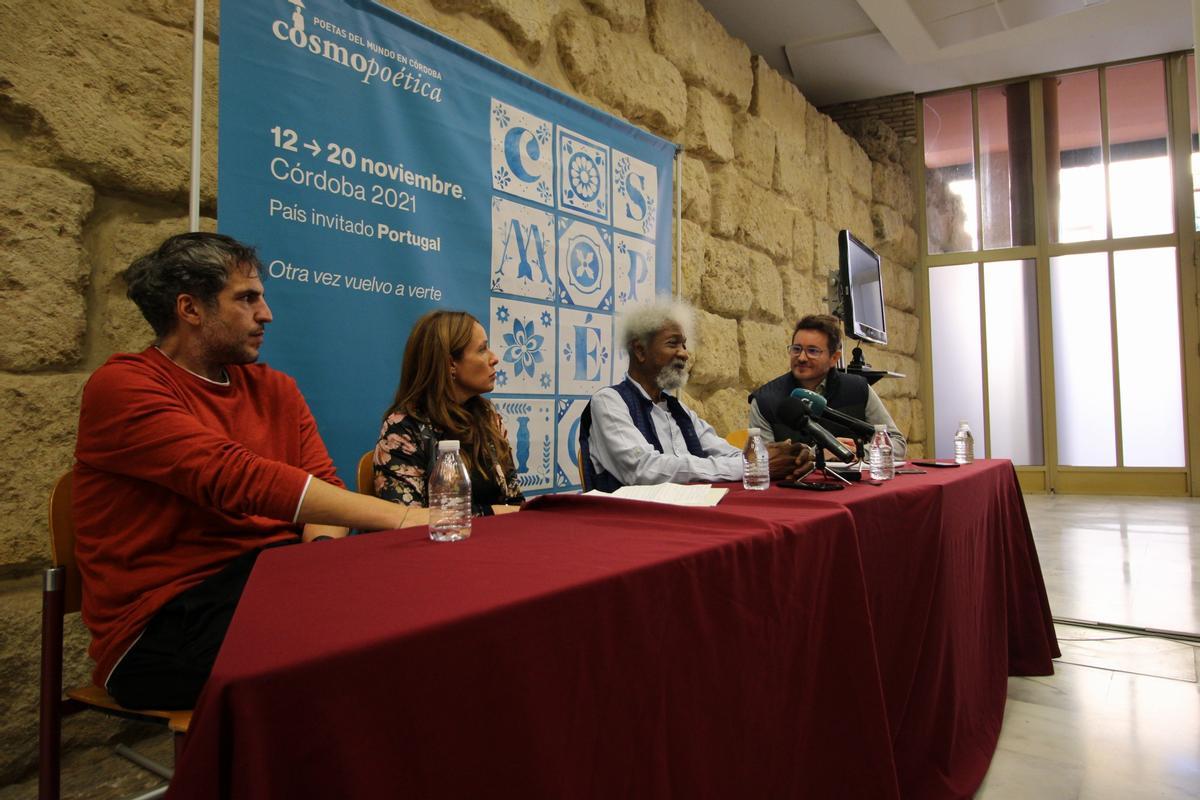 El Nobel Wole Soyinka junto al director literario de Cosmopoética, Antonio Agredano; la delegada de Cultura, Marián Aguilar y un traductor, durante la rueda de prensa