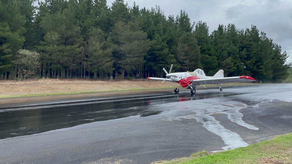 Así preparan los aviones de extinción en la base de Plysa en Doade