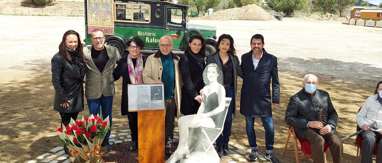 Representants polítics d&#039;Igualada i part de la família Raluy en l&#039;homenatge a Marina Tomàs