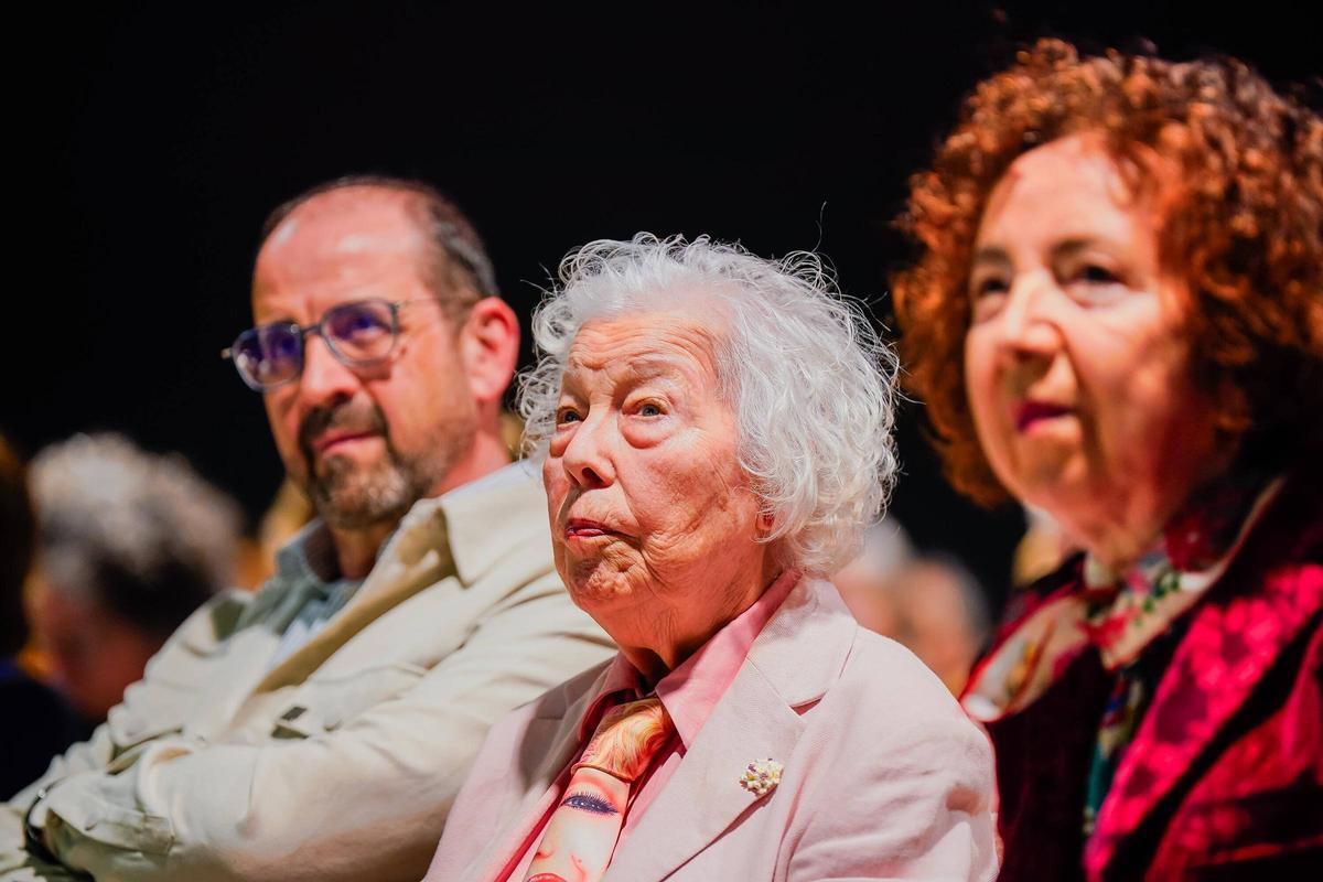 María Xosé Queizán, este martes en Vigo, entre Henrique Monteagudo e Marilar Aleixandre.