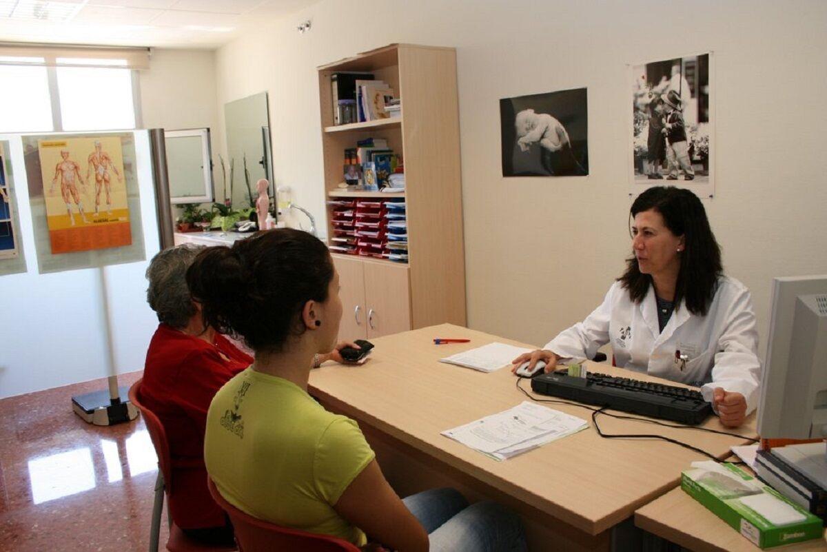 Una médico pregunta a un par de mujeres para detectar posibles víctimas de violencia machista