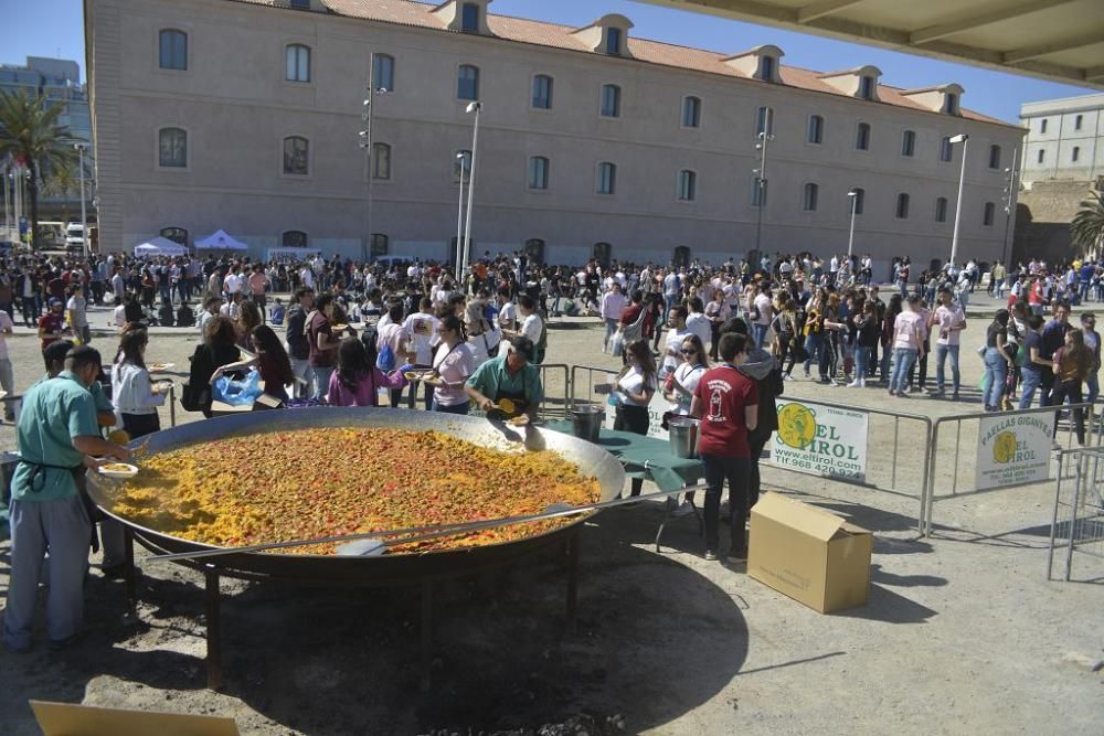 Miles de estudiantes de la UPCT en las paellas de San José