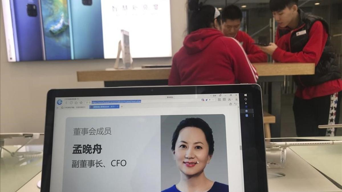 Una pantalla de un comercio de Pekín muestra el perfil de la directora financiera de Huawei, Meng Wanzhou.