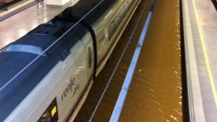Renfe no torna els diners als passatgers de l&#039;AVE afectats per la inundació a l&#039;estació