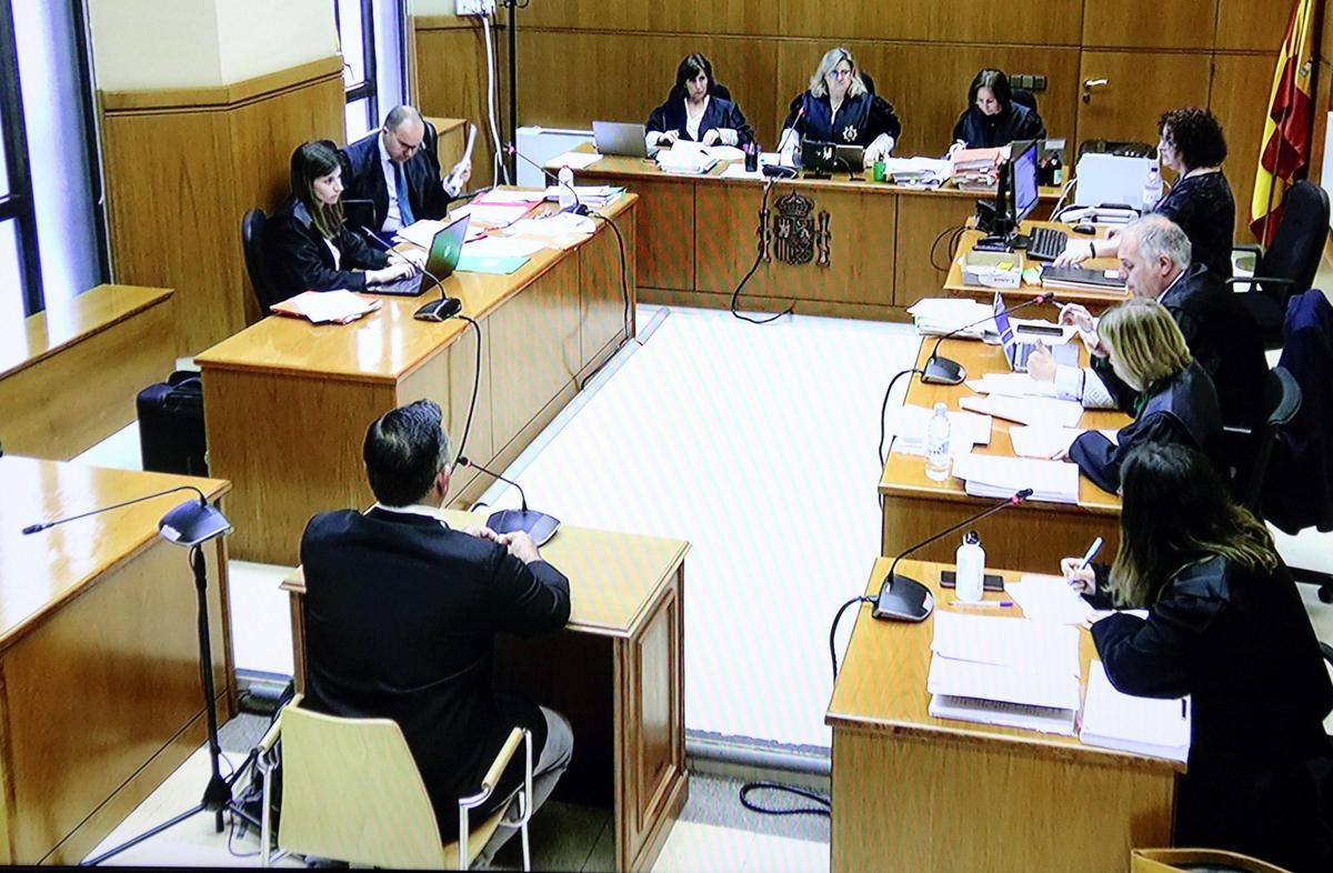 Un osteòpata s’enfronta a 111 anys de presó acusat d’abusar de 23 pacients Un osteòpata s’enfronta a 111 anys de presó acusat d’abusar de 23 pacients
