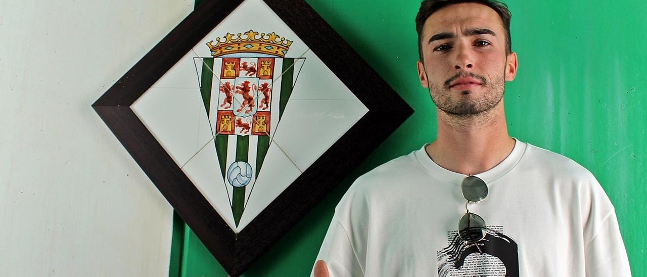 Carlos Daniel posa como nuevo jugador del Córdoba CF B.