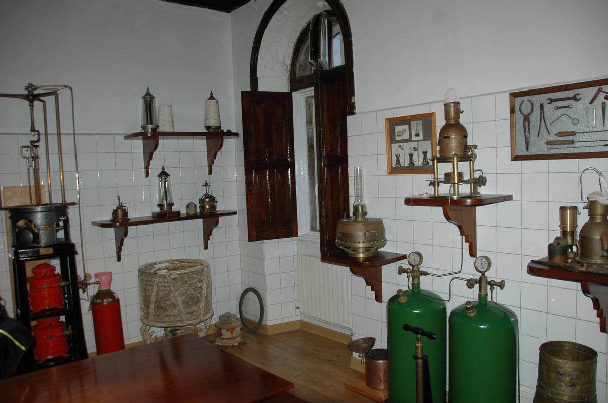 Algunos de los antiguos elementos del faro de Ons que se pueden visitar en la parte que está musealizada.