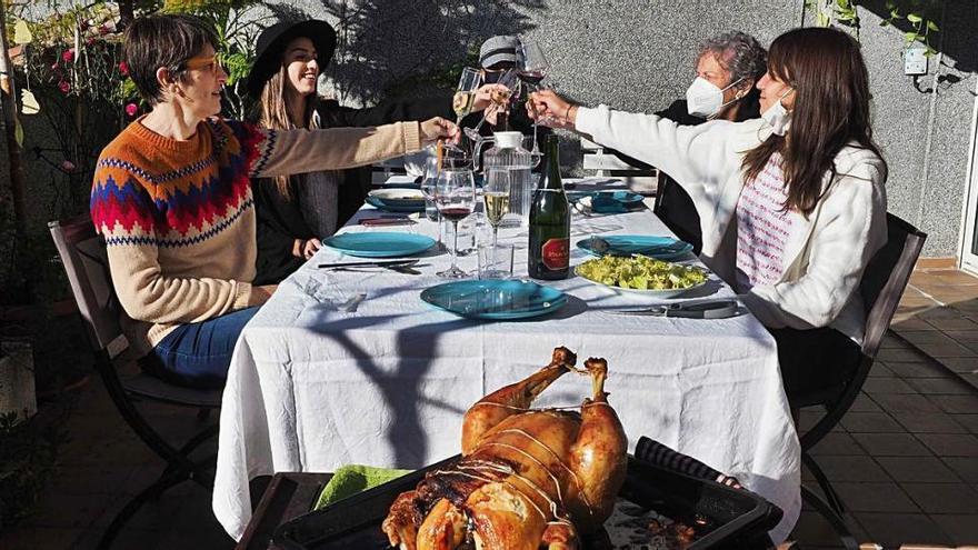 Una família de Banyoles celebra el tradicional dinar de Nadal a l&#039;exterior com a mesura preventiva.