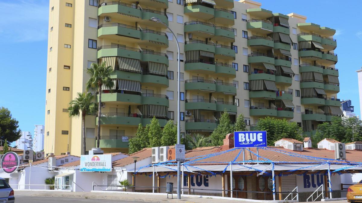 Locales de ocio, la mayoría ya cerrados, junto a los edificios de viviendas en la plaza del Castell, donde sigue el conflicto por el ruido ambiental.