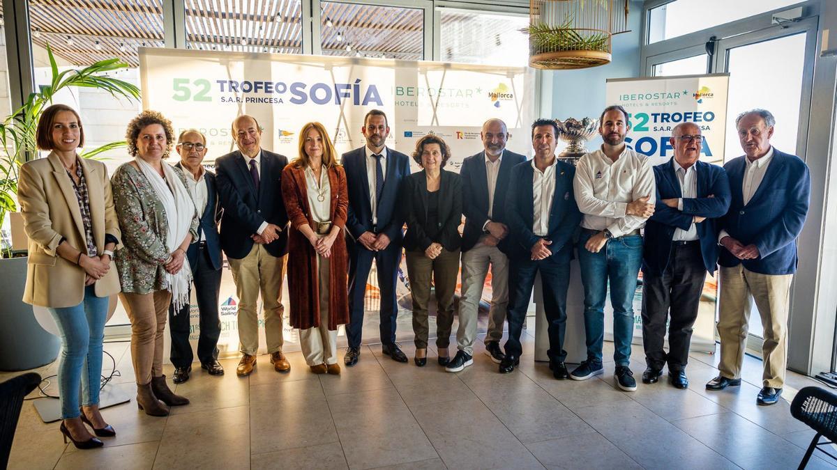 Los organizadores y autoridades posan en el acto de presentación.