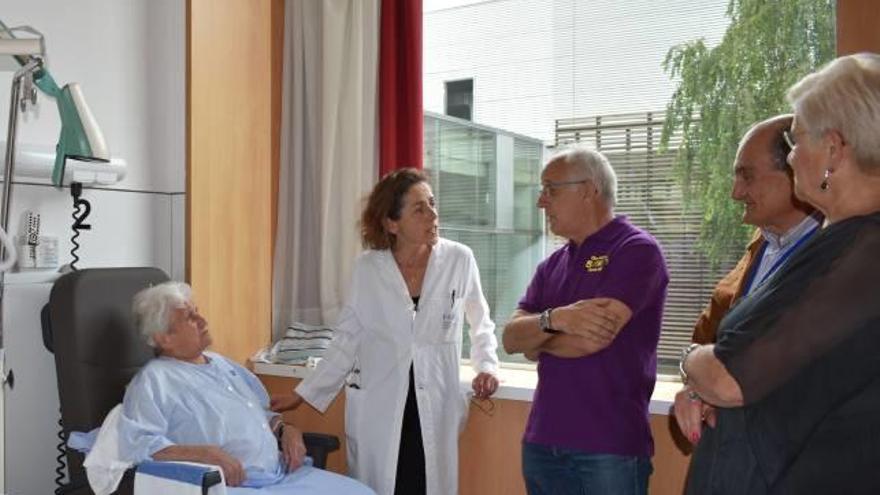 Representants de l&#039;hospital i l&#039;Oncolliga, ahir a la unitat.