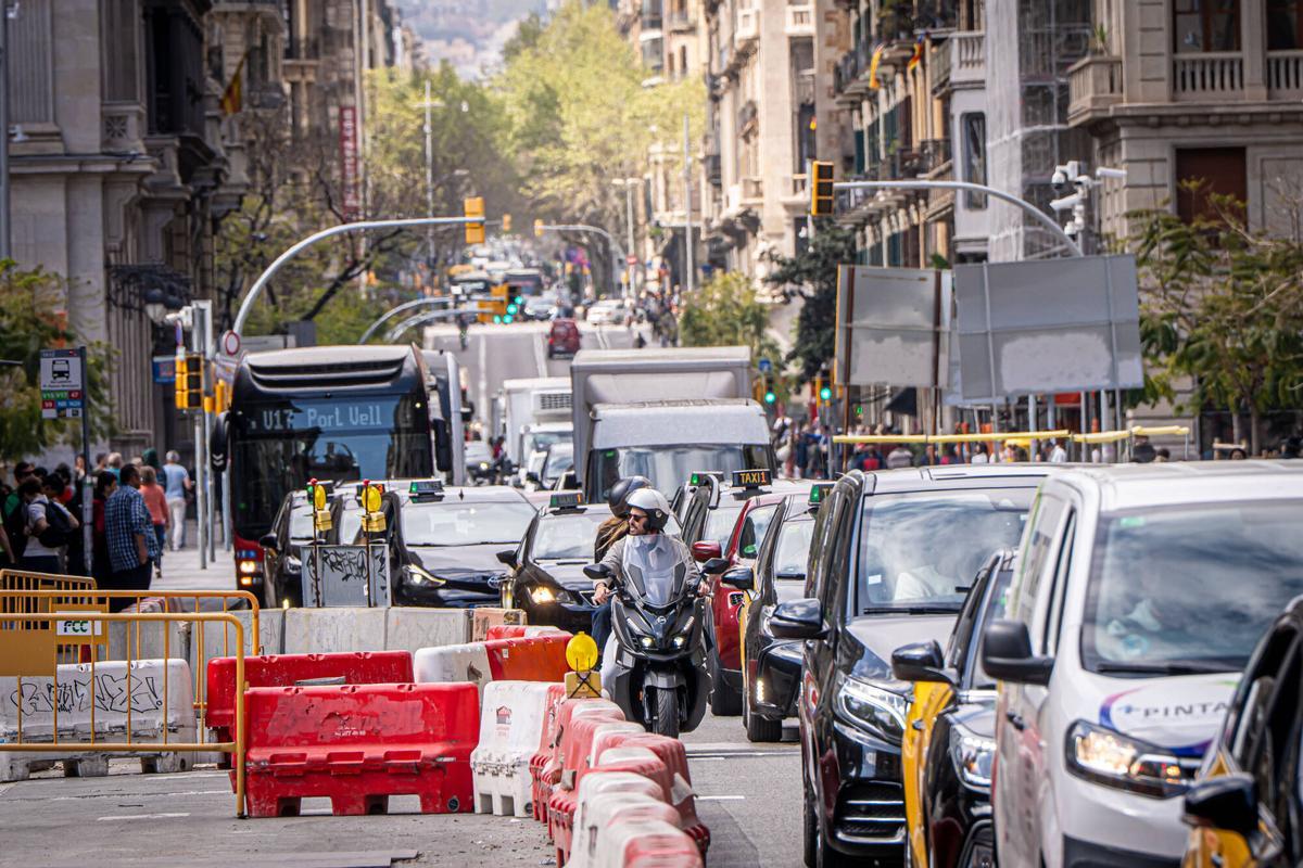 Bacelona 09/04/25 Barcelona. Imágenes de las obras en Via Laietana, en general. Saturación de tráfico en via laietana. Tramo, avinguda de la Catedral. AUTOR: MANU MITRU