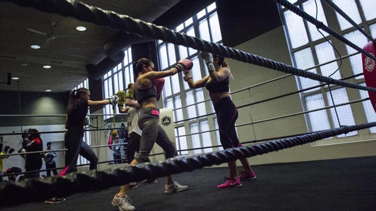 Lauge de la boxa femenina. Les noies peguen fort amb els guants