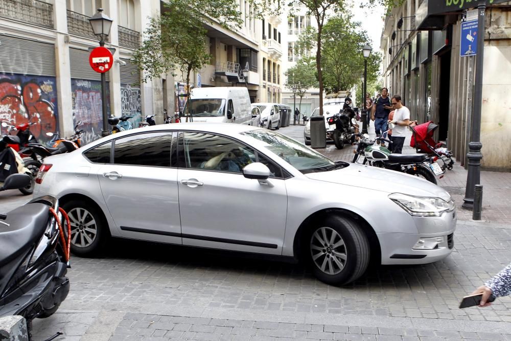 Vehículo en el que agentes de la UCO llegan a las oficinas de Telefónica de la Gran Vía madrileña junto a Eduardo Zaplana