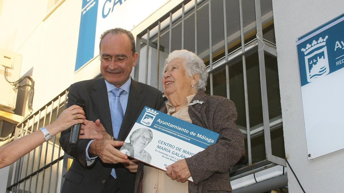 María Galán, con el alcalde de Málaga en 2008, en la inauguración del centro de mayores de El Palo, con su nombre.