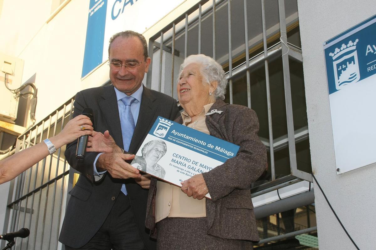 María Galán, con el alcalde de Málaga en 2008, en la inauguración del centro de mayores de El Palo, con su nombre.