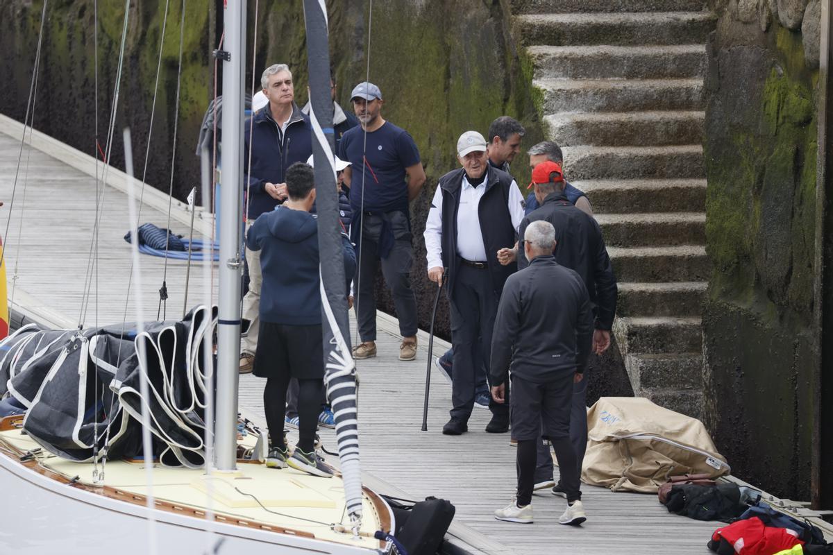 El rey emérito Juan Carlos I antes de subirse a una embarcación en el puerto de Sanxenxo, Pontevedra, este jueves. EFE/Lavandeira Jr