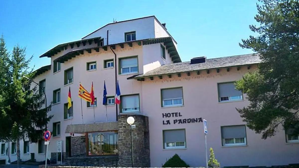 Exterior del hotel de Sabiñánigo donde se alojan un centenar de migrantes de atención humanitaria.