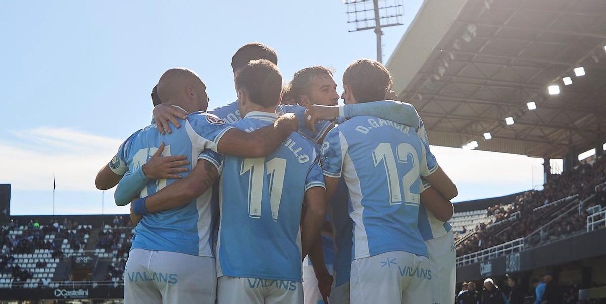 Los jugadores de la UD Ibiza celebran uno de los goles ante el Cartagena. | UD IBIZA