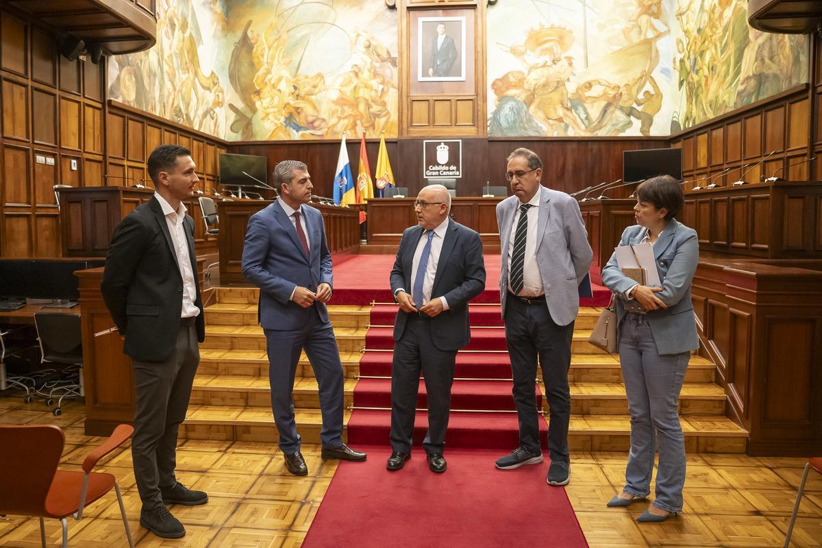 Los representantes del Gobierno canario y el Cabildo en el Salón de Plenos