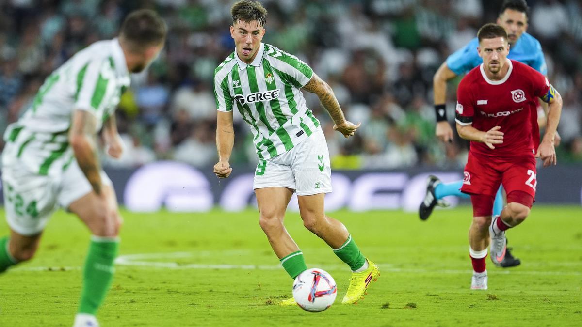 Iker Losada del Real Betis en acción durante el partido de ida del play-off de la Liga de Conferencias de la UEFA, partido de fútbol jugado entre el Real Betis y el FC Kryvbas Kryvyi Rih en el estadio Benito Villamarín el 29 de agosto de 2024, en Sevilla, España.