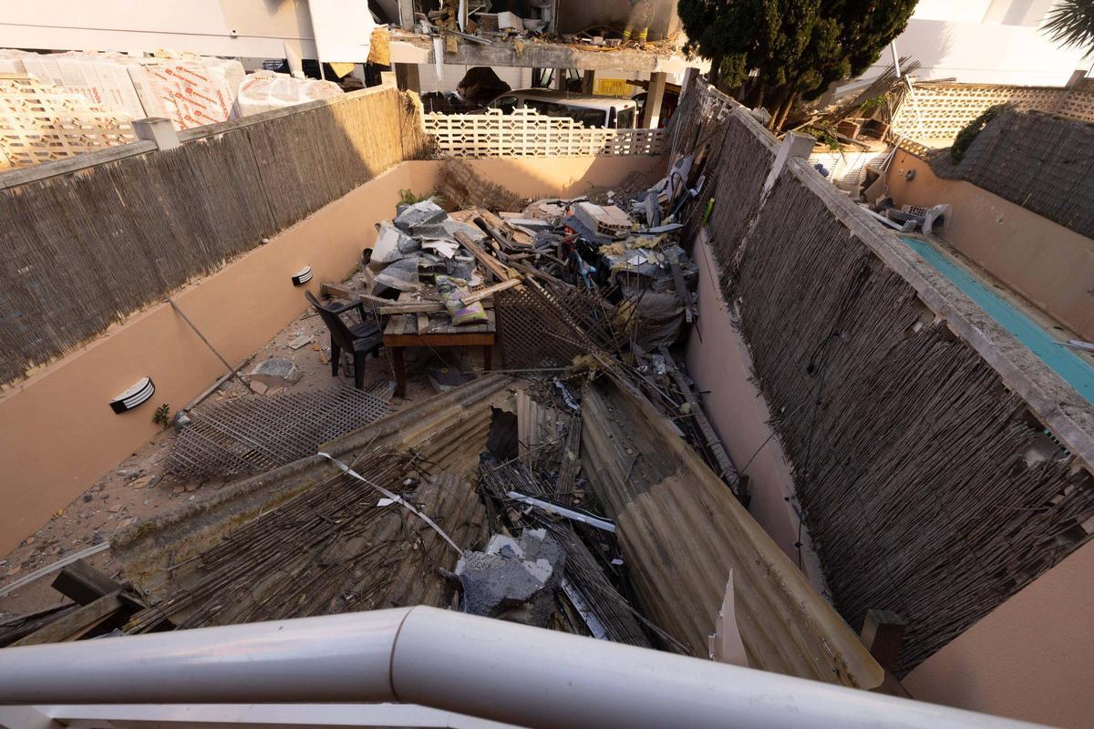 Impresionantes imágenes de los destrozos provocados por la explosión de un piso en Ibiza