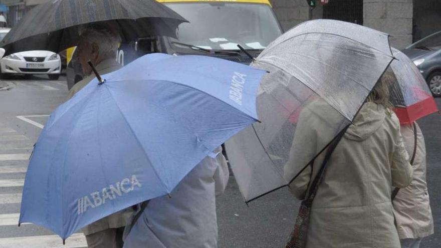 Varias personas bajo la lluvia en A Coruña .