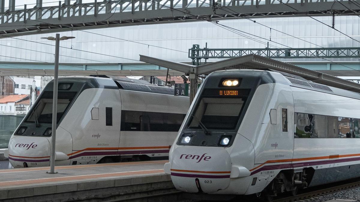 Trenes de cercanías parados en las vías de la estación de trenes, en Santiago