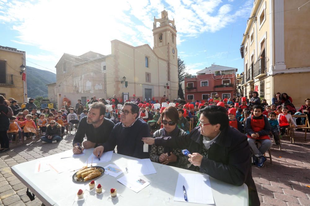 Más de 200 escolares de cuatro municipios de la Marina Baixa compiten en un concurso culinario para inaugurar la Feria Gastronómica local