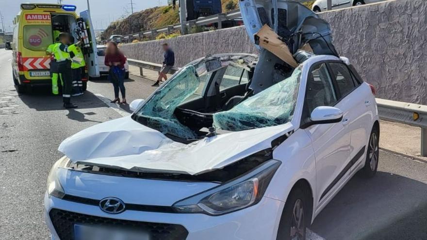 La rueda de un camión se empotra en un coche en Tenerife