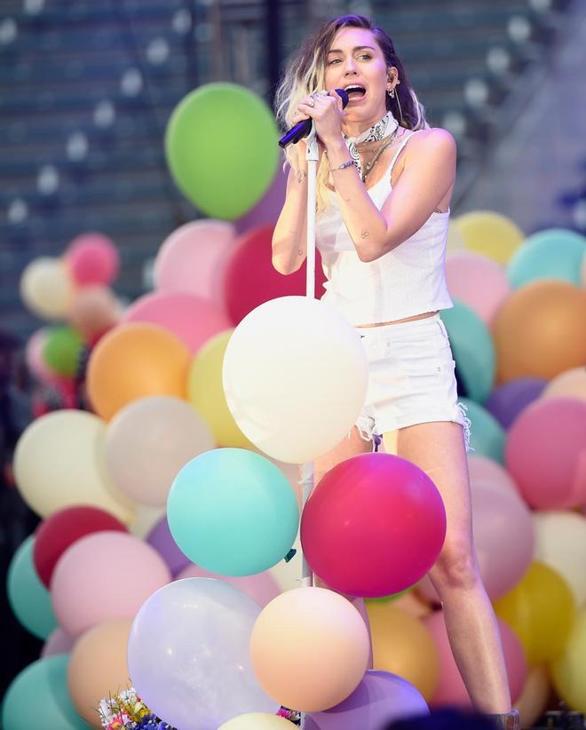 Miley Cyrus cantando 'Malibu'