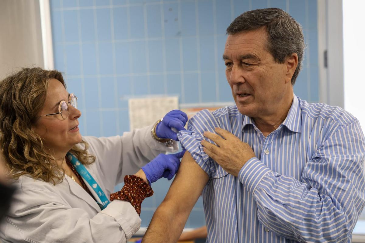 El conseller de Sanidad, Marciano Gómez, se vacuna de la gripe y la covid.