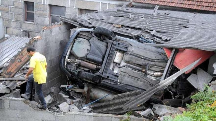 Un pontevedrés, muy grave tras empotrar su vehículo en un alpendre