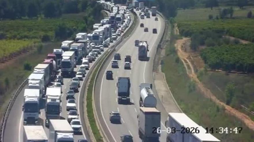 Caos en la A-7: Un accidente entre un camión y una furgoneta provoca más de nueve kilómetros de atasco
