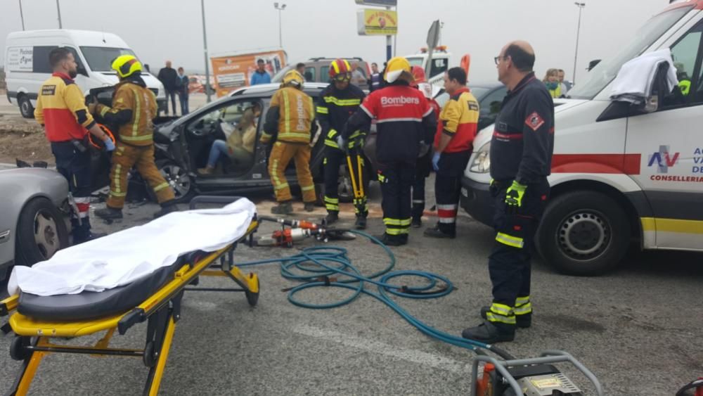 Los bomberos han rescatado a un conductor herido y atrapado en su coche tras un accidente con tres vehículos implicados en San Miguel de Salinas