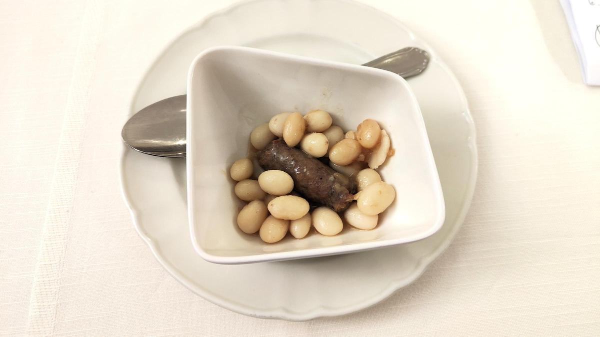 Las alubias de Pigna con una salchicha de cerdo en el restaurante Terme.